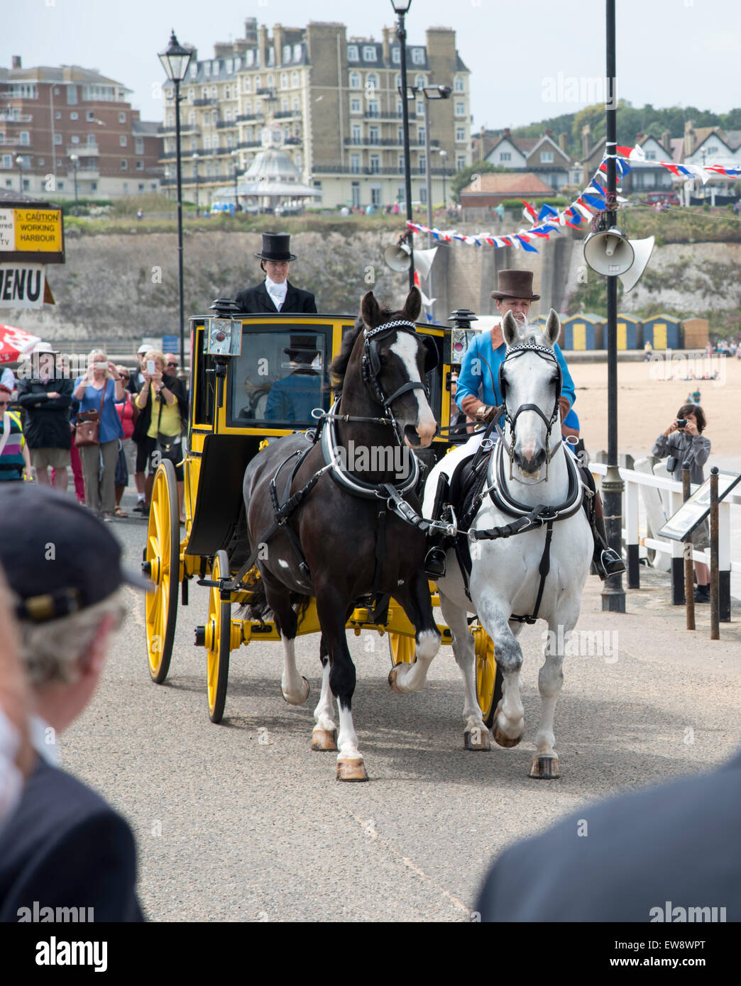 Broadstairs, Kent. 20. Juni 2015. In Erinnerung an Ereignisse nach der Schlacht bei Waterloo ist ein Versand aus Belgien nach London zwischen 18 und 21 Juni durchgeführt. Heute Morgen kam der Versand in Broadstairs, Kent, getragen von Zeichen für Major Henry Percy und Commander James White RN, die den ursprünglichen Versand 1815 brachte. Die Post-Chaise kommt. Bildnachweis: Paul Martin/Alamy Live-Nachrichten Stockfoto