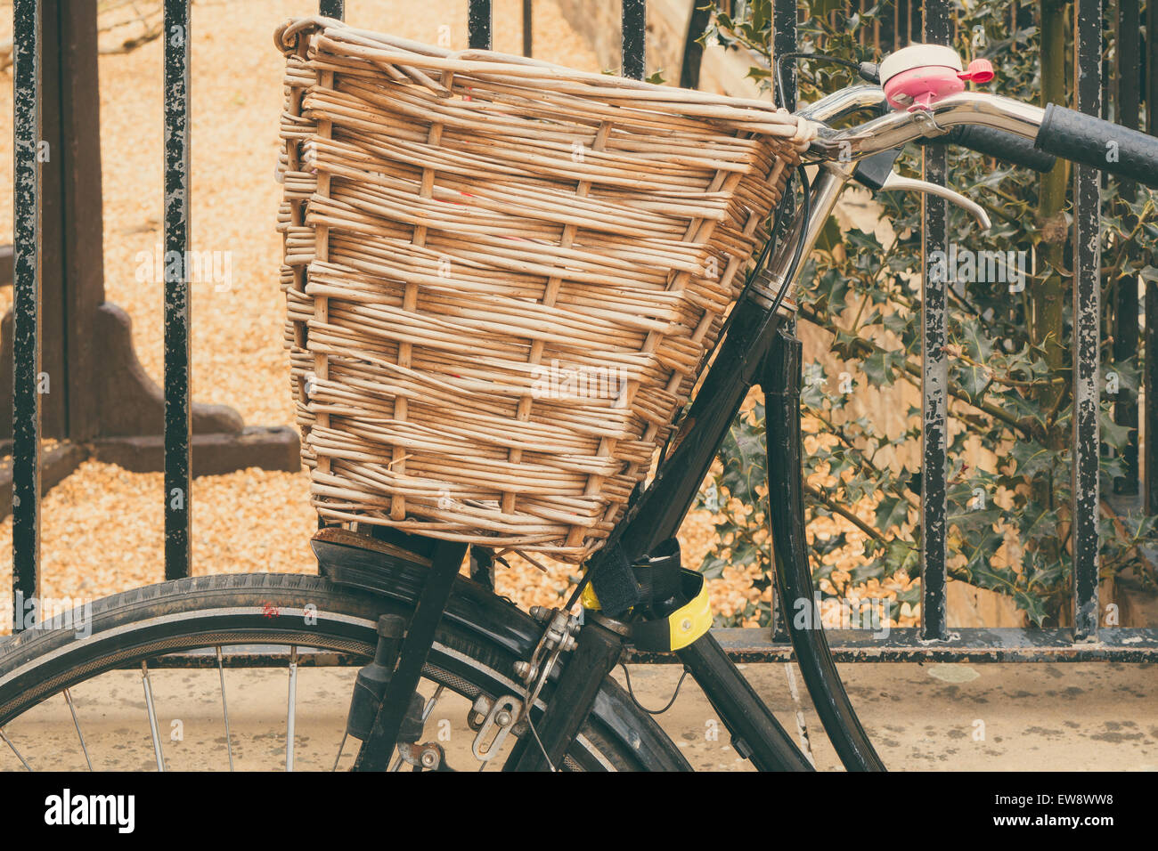 Fahrrad und Korb gegen einen Metallzaun Closeup Konzept der Unterstützung Lebensstil und Familie Stockfoto
