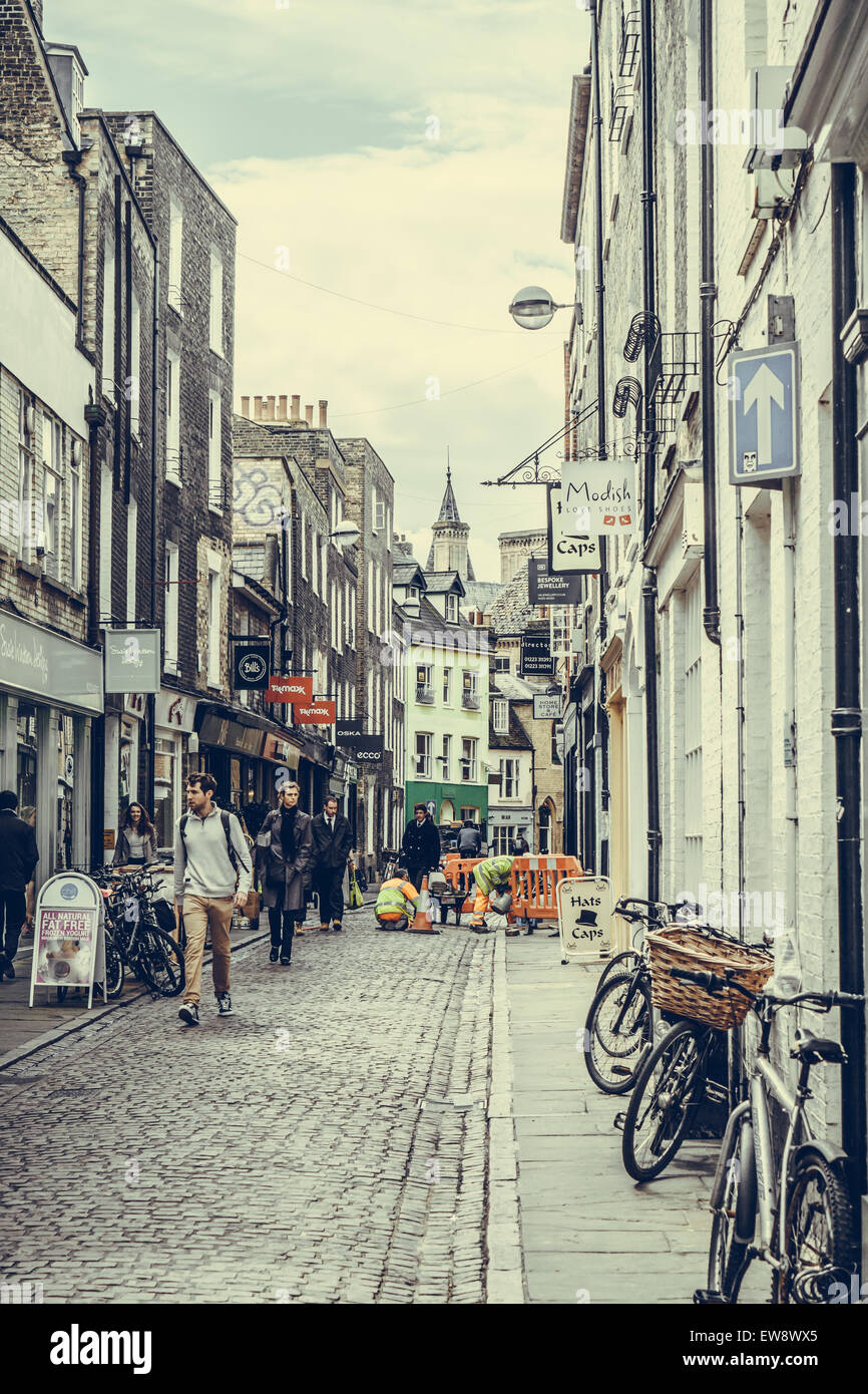 CAMBRIDGE, ENGLAND - 7. Mai 2015: Shopper in Green Street in schönen Stadt von Cambridge, England Stockfoto