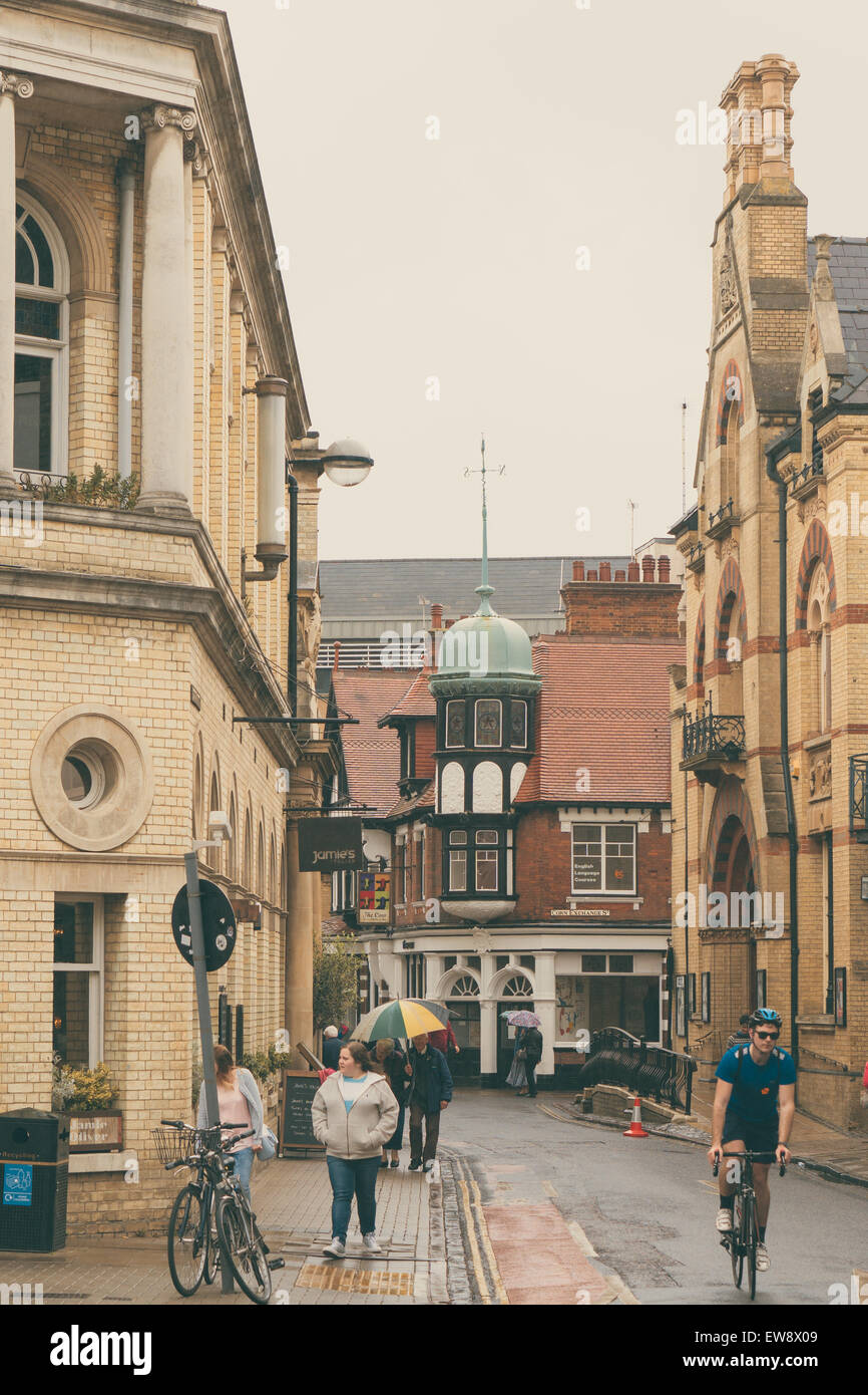 CAMBRIDGE, ENGLAND - 7. Mai 2015: Cambridge Stadtleben, Blick auf Bene't Straße zur Getreidebörse und Pfarrkirche St. Bene't Stockfoto