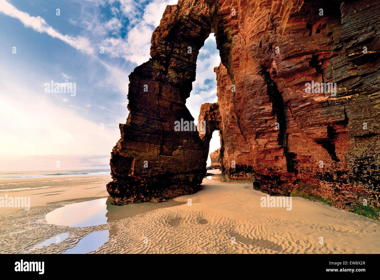 Spanien, Galicien. Beeindruckende Felsen Arkaden am Praia als Catedrais aufsuchen Stockfoto