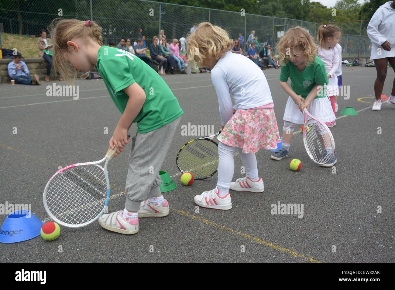 Bild zeigt die Mitglieder der Wimbledon Junior Tennis Initiative (WJTI