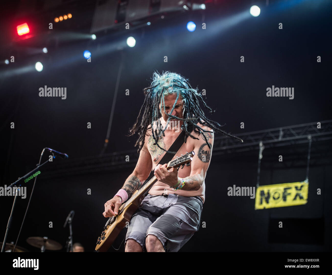 Scheeßel, Deutschland. 19. Juni 2015. Eric Melvin, Gitarrist der US-Punk-Rock-Band NOFX, führt auf der Bühne während der Rock-Musik-Festival Hurricane in Scheeßel, Deutschland, 19. Juni 2015. Hurricane-Festival zu besuchen, die bis zum 21. Juni läuft damit einer der größten Rock-Festivals in Deutschland sind rund 65.000 Besucher erwartet. Foto: Ole Spata/Dpa/Alamy Live-Nachrichten Stockfoto