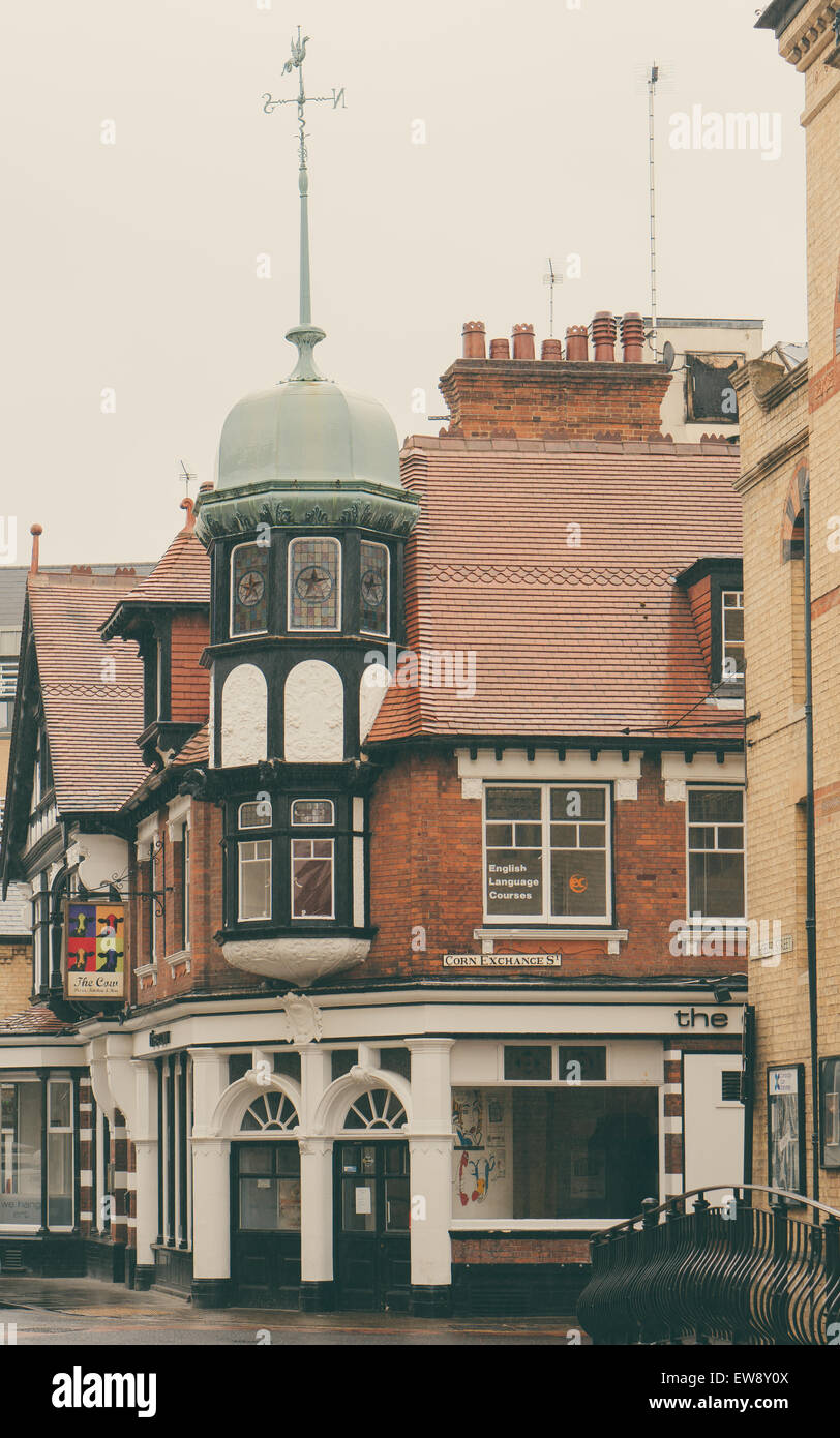 CAMBRIDGE, ENGLAND - 7. Mai 2015: Cambridge Stadtleben, Corn Exchange und Pfarrkirche St. Bene't an einem regnerischen Tag Stockfoto