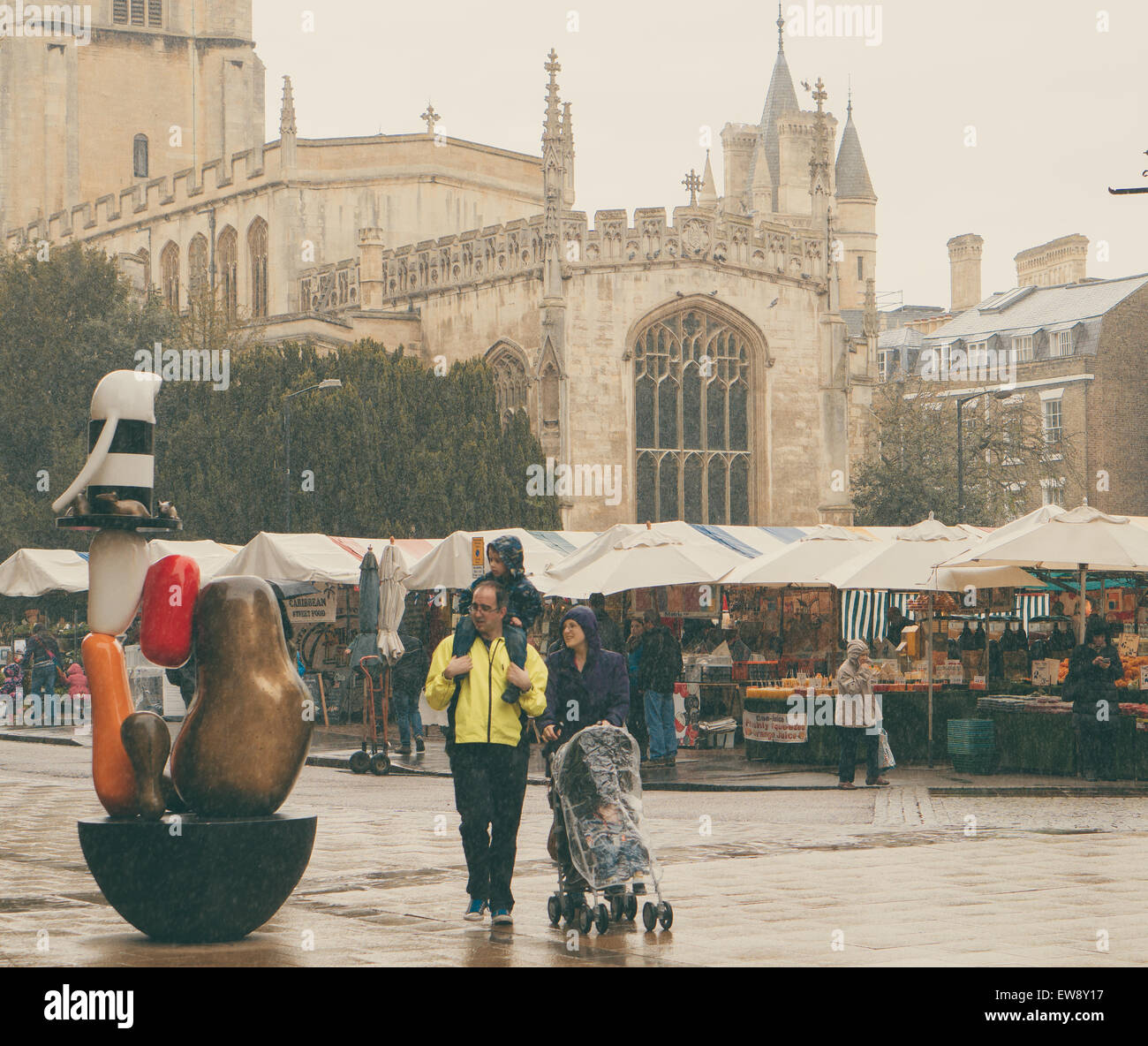 CAMBRIDGE, ENGLAND - 7. Mai 2015: der Marktplatz beherbergt eine lokale Speisen, Kunst-und Handwerksmarkt, Bio-Produkte von heimischen Bauern Stockfoto