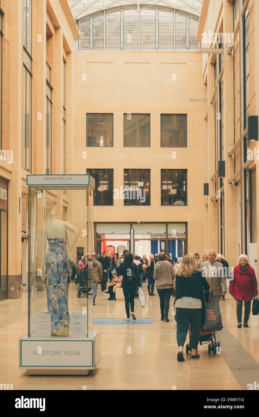 CAMBRIDGE, ENGLAND - 7. Mai 2015: Shopper in Lion Yard, Grand Arcade Shopping Mall, Cambridge, England Stockfoto