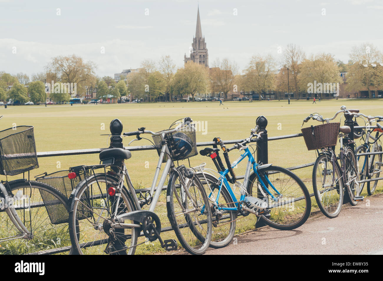 Fahrräder in Cambdrige Parker Stück, mit Blick auf die Kirche im Hintergrund, England Stockfoto