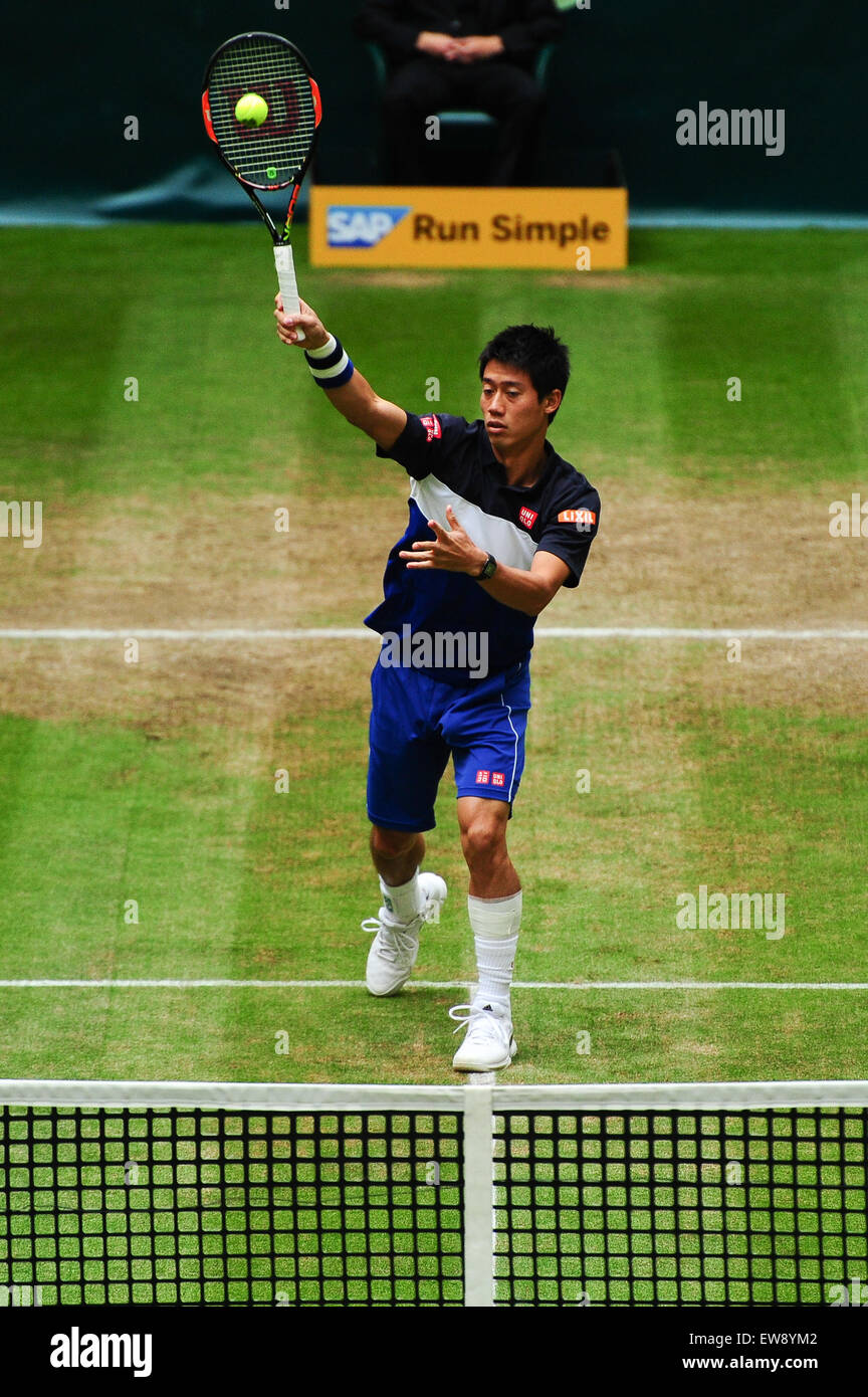 Halle (Westfalen), Deutschland. 20. Juni 2015. Kei Nishikori Salven während eines Spiels der Gerry Weber Open Halbfinale gegen Andreas Seppi in Halle (Westfalen) am 20. Juni 2015. Foto: Miroslav Dakov / Alamy Live News Stockfoto