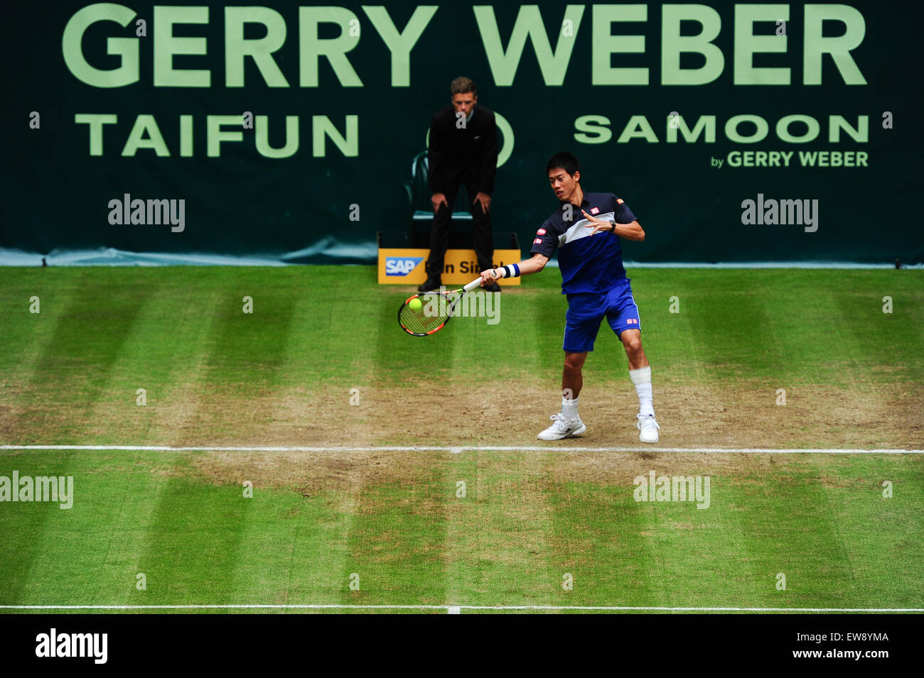 Halle (Westfalen), Deutschland. 20. Juni 2015. Kei Nishikori kehrt den Ball während eines Spiels der Gerry Weber Open Halbfinale gegen Andreas Seppi in Halle (Westfalen) am 20. Juni 2015. Foto: Miroslav Dakov / Alamy Live News Stockfoto