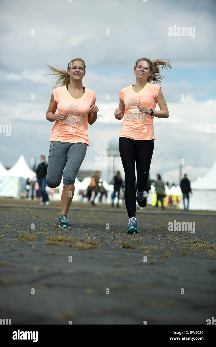 Berlin, Deutschland. 20. Juni 2015. Saskia (l) und Kathy bereiten sich auf  die laufende Veranstaltung Nike Frauenlauf am Tempelhofer Feld in Berlin,  Deutschland, 20. Juni 2015. Der 10km-Lauf startet um 21:00. Foto:
