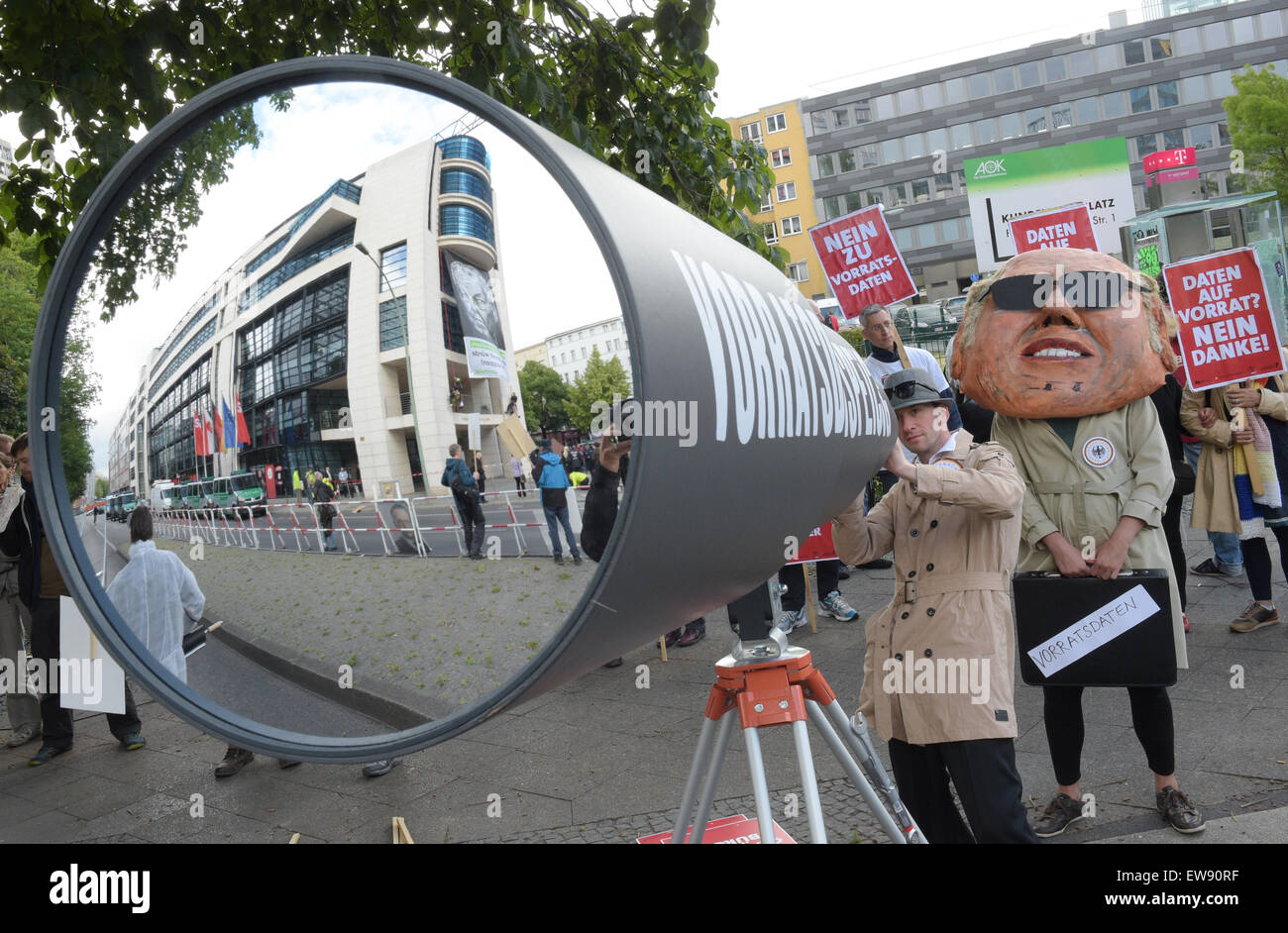 Demonstranten protestieren gegen die Vorratsdatenspeicherung an der Willy-Brandt-Haus in Berlin, 20. Juni 2015. Demonstranten protestieren gegen die Datenaufbewahrungsrichtlinie und das umstrittene Freihandelsabkommen TTIP vor dem SPD-Parteitag, die hier stattfinden wird. Foto: RAINER JENSEN/DPA Stockfoto