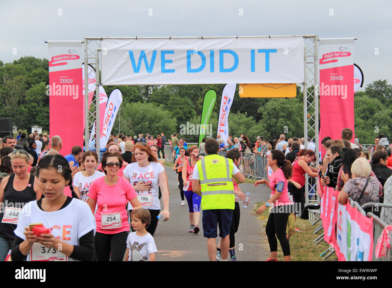 Ziellinie am "Race for LIfe" nur für Frauen Spendenaktionen Laufveranstaltung für Cancer Research UK. 20. Juni 2015. Kempton Park Rennbahn, Staines Road East, Sunbury am Thames, Middlesex, England, Großbritannien, Deutschland, UK, Europa. Bildnachweis: Ian Bottle / Alamy Live News Stockfoto