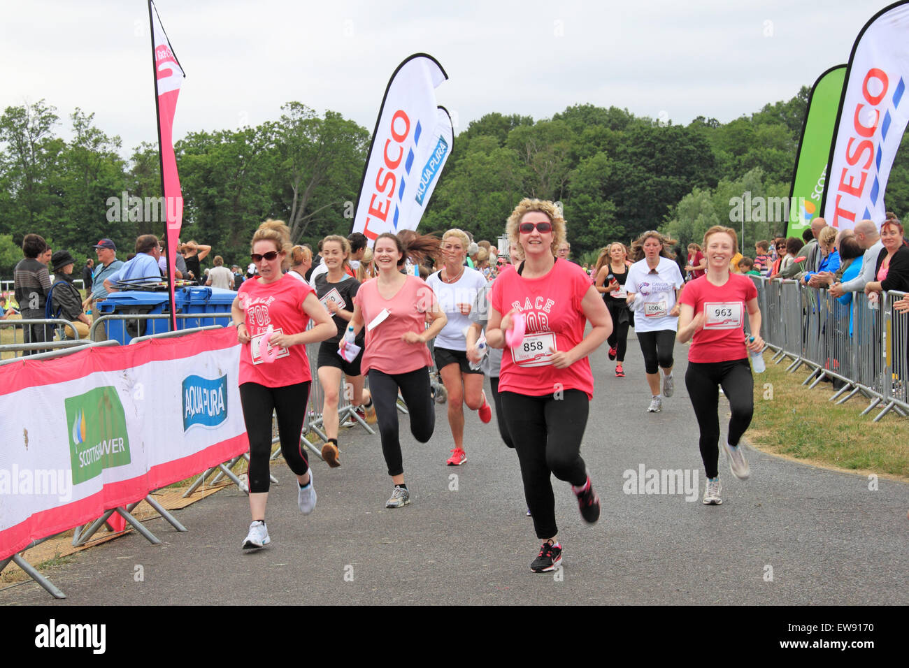 Nähert sich der Ziellinie am "Race for LIfe" nur für Frauen Spendenaktionen Laufveranstaltung für Cancer Research UK. 20. Juni 2015. Kempton Park Rennbahn, Staines Road East, Sunbury am Thames, Middlesex, England, Großbritannien, Deutschland, UK, Europa. Bildnachweis: Ian Bottle / Alamy Live News Stockfoto