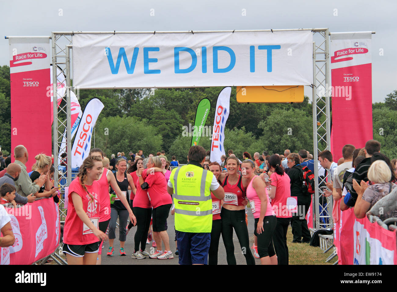 Ziellinie am "Race for LIfe" nur für Frauen Spendenaktionen Laufveranstaltung für Cancer Research UK. 20. Juni 2015. Kempton Park Rennbahn, Staines Road East, Sunbury am Thames, Middlesex, England, Großbritannien, Deutschland, UK, Europa. Bildnachweis: Ian Bottle / Alamy Live News Stockfoto