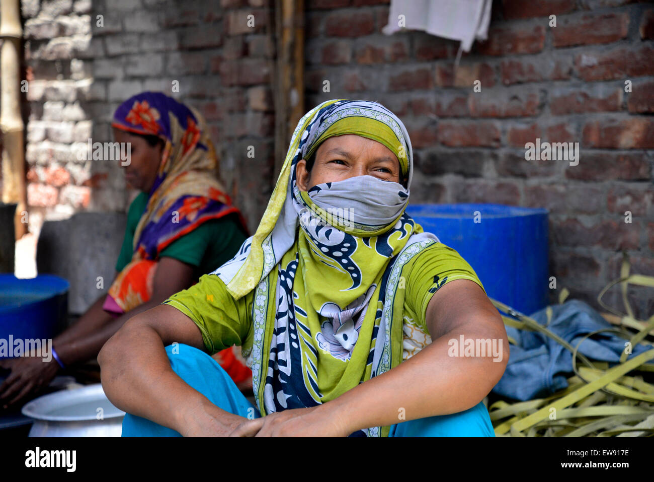 Bangladeshi manuelle Frauen arbeiten arbeitet in einer Aluminium-Topf-Making-Fabrik, jede Arbeit zu verdienen nur 300 Taka (US$ 3,87) pro Tag in Dhaka, Bangladesch. Am 20. Juni 2015 Stockfoto