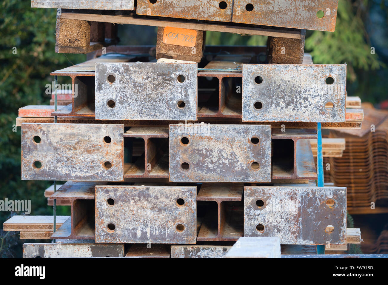 Stahlbau-Material gespeichert auf einer Baustelle Stockfoto