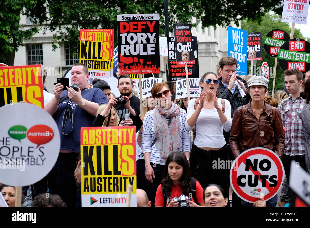 Gegen Sparpolitik Demonstranten außerhalb Downing Street, London Stockfoto