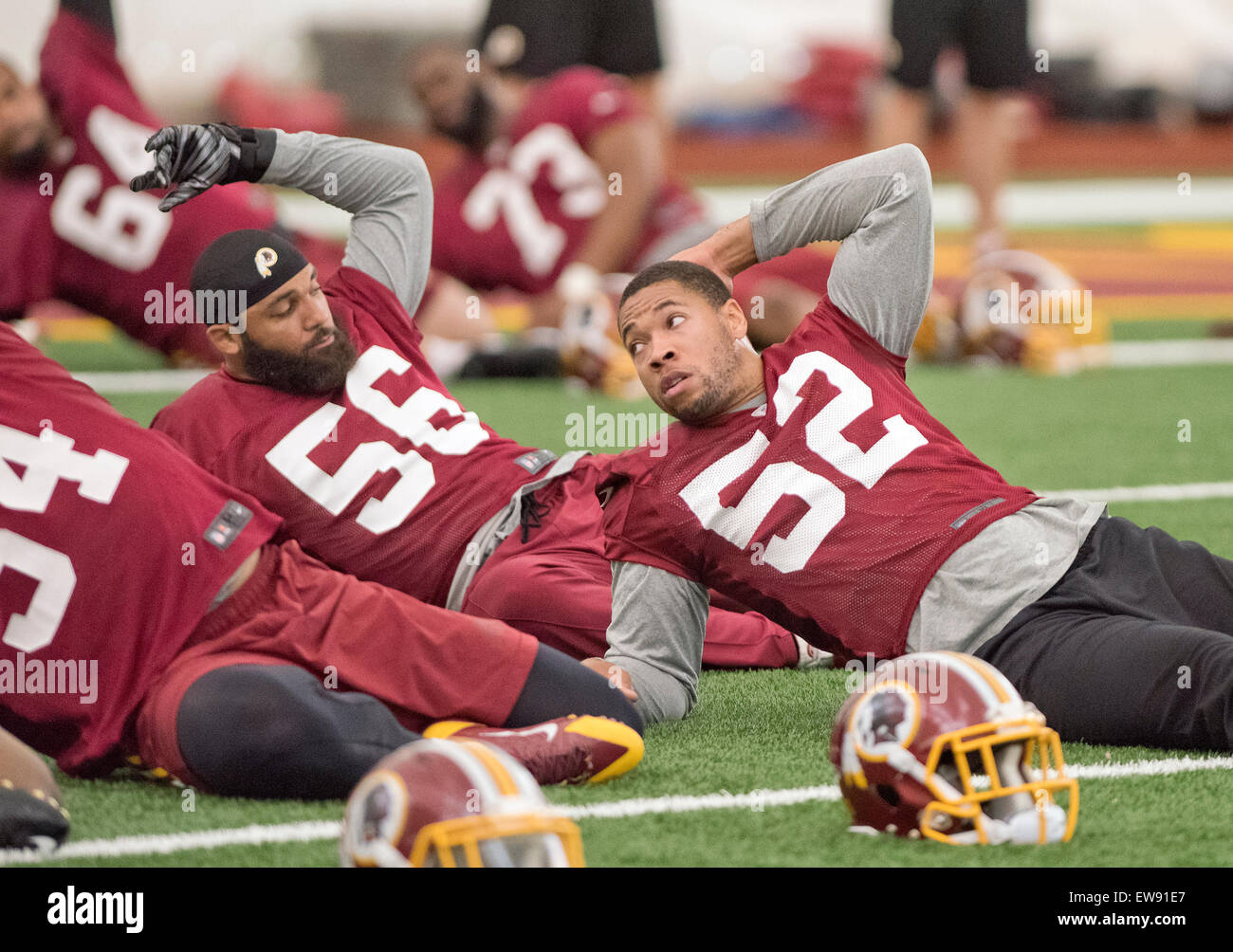 Washington Redskins Linebacker Perry Riley, Jr. (56) und Keenan Robinson (52) haben ihre Dehnübungen, wie sie in einer "organisierten Team Tätigkeit" beteiligen OTA Redskins Park in Ashburn, Virginia am Mittwoch, 3. Juni 2015. Bildnachweis: Ron Sachs/CNP - kein Draht-Dienst- Stockfoto