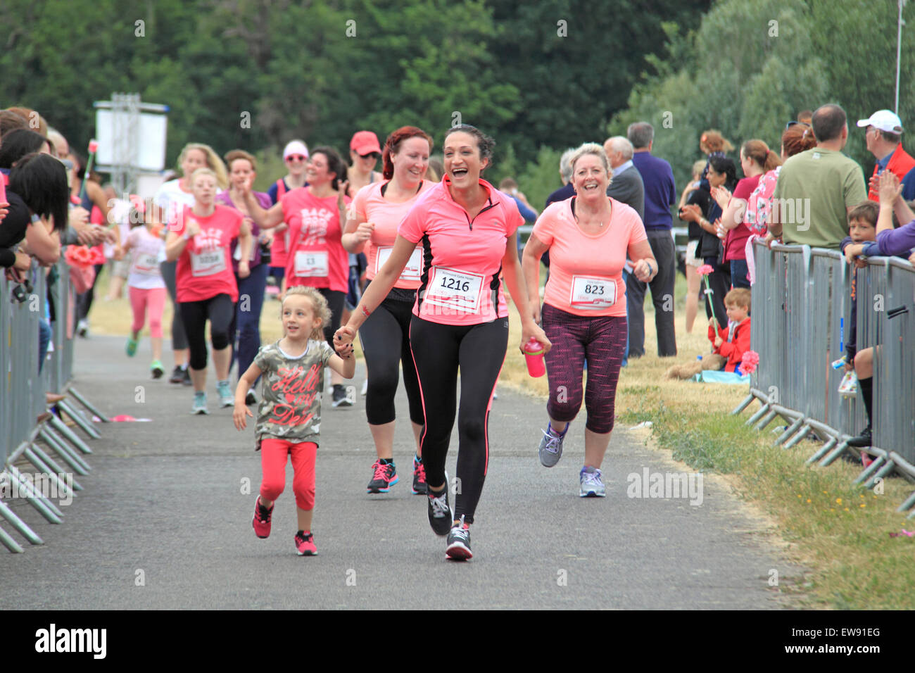 Nähert sich der Ziellinie am "Race for LIfe" nur für Frauen Spendenaktionen Laufveranstaltung für Cancer Research UK. 20. Juni 2015. Kempton Park Rennbahn, Staines Road East, Sunbury am Thames, Middlesex, England, Großbritannien, Deutschland, UK, Europa. Bildnachweis: Ian Bottle / Alamy Live News Stockfoto