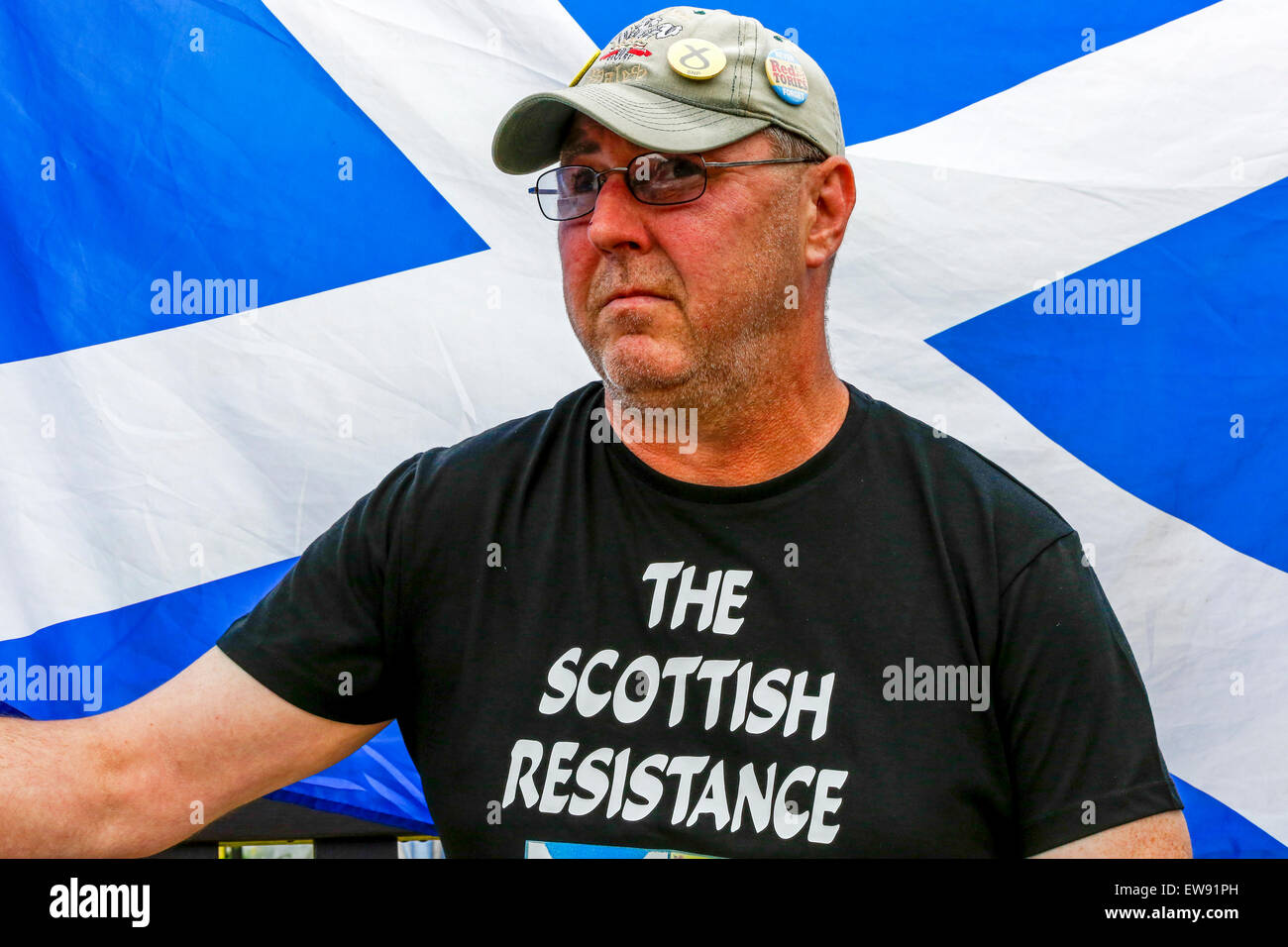 Glasgow, Vereinigtes Königreich. 20. Juni 2015. Mehr als 2000 Personen nahmen an einer Anti-Sparmaßnahmen-Rallye in George Square, Glasgow, Schottland, Vereinigtes Königreich. Eine Reihe von verschiedenen Fraktionen, Gewerkschaften und Minderheit kamen Gruppen zu George Square zum anhören Referenten eingeladen und gemeinsam über die konservative Regierung Wirtschaftspolitik protestieren. Bildnachweis: Findlay/Alamy Live-Nachrichten Stockfoto