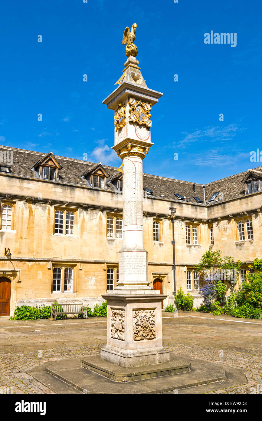 CORPUS CHRISTI COLLEGE IN OXFORD STADT DETAIL DES EWIGEN KALENDERS UND GOLDENEN PELIKAN Stockfoto