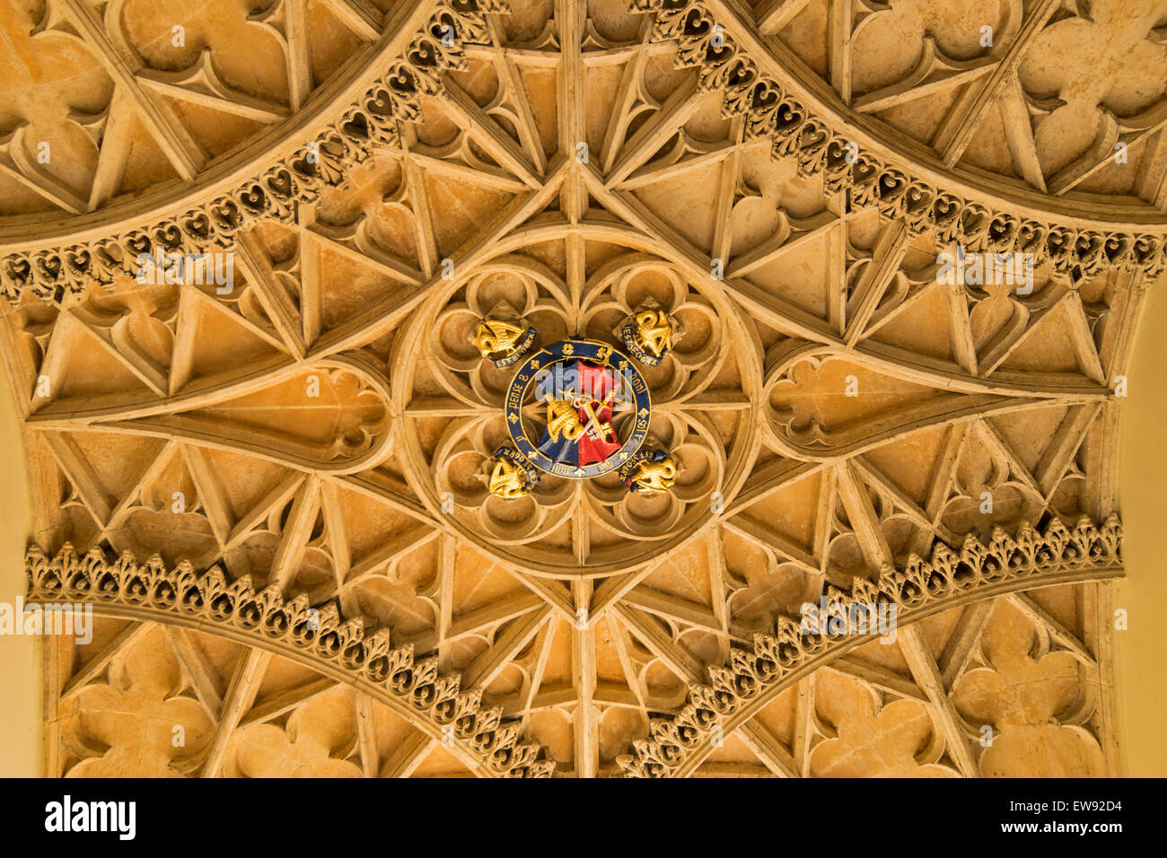 OXFORD STADT CORPUS CHRISTI COLLEGE der Eingang und die DECKENMALEREI MIT WAPPEN Stockfoto