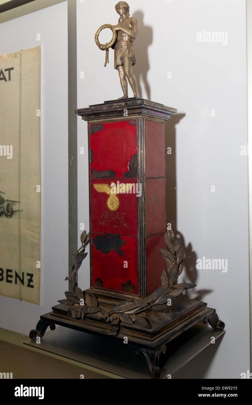 Ansicht des Siegerpokals vom Großen Preis von Deutschland 1939, ausgestellt im Mercedes-Benz Museum in Stuttgart. Stockfoto