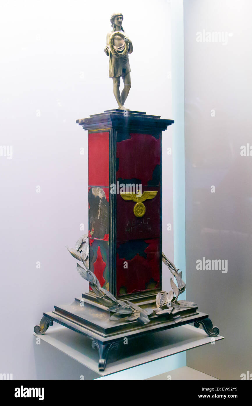 Der Deutsche Grand Prix Siegerpokal 1939, ausgestellt im Mercedes-Benz Museum, eine Trophäe aus der Vorkriegszeit des Motorsports. Stockfoto