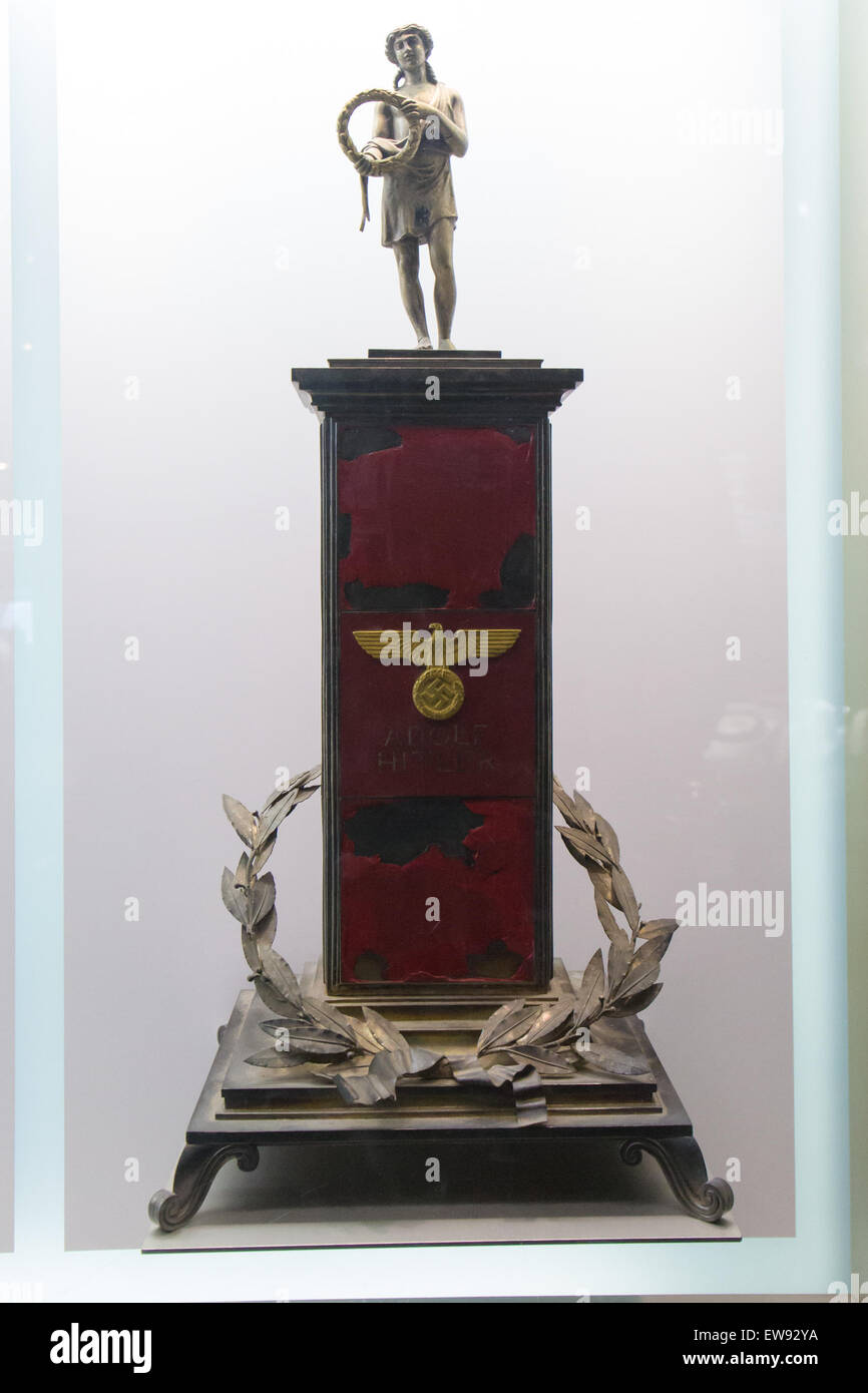 Der Deutsche Grand Prix Siegerpokal 1939, ausgestellt im Mercedes-Benz Museum, eine seltene Trophäe aus der Vorkriegszeit des Motorsports. Stockfoto