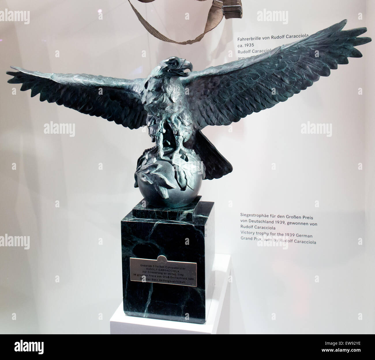 Die Trophäe des Großen Preises 1939, die Rudolf Caracciola verliehen wurde, wird im Mercedes-Benz Museum in Stuttgart ausgestellt. Stockfoto