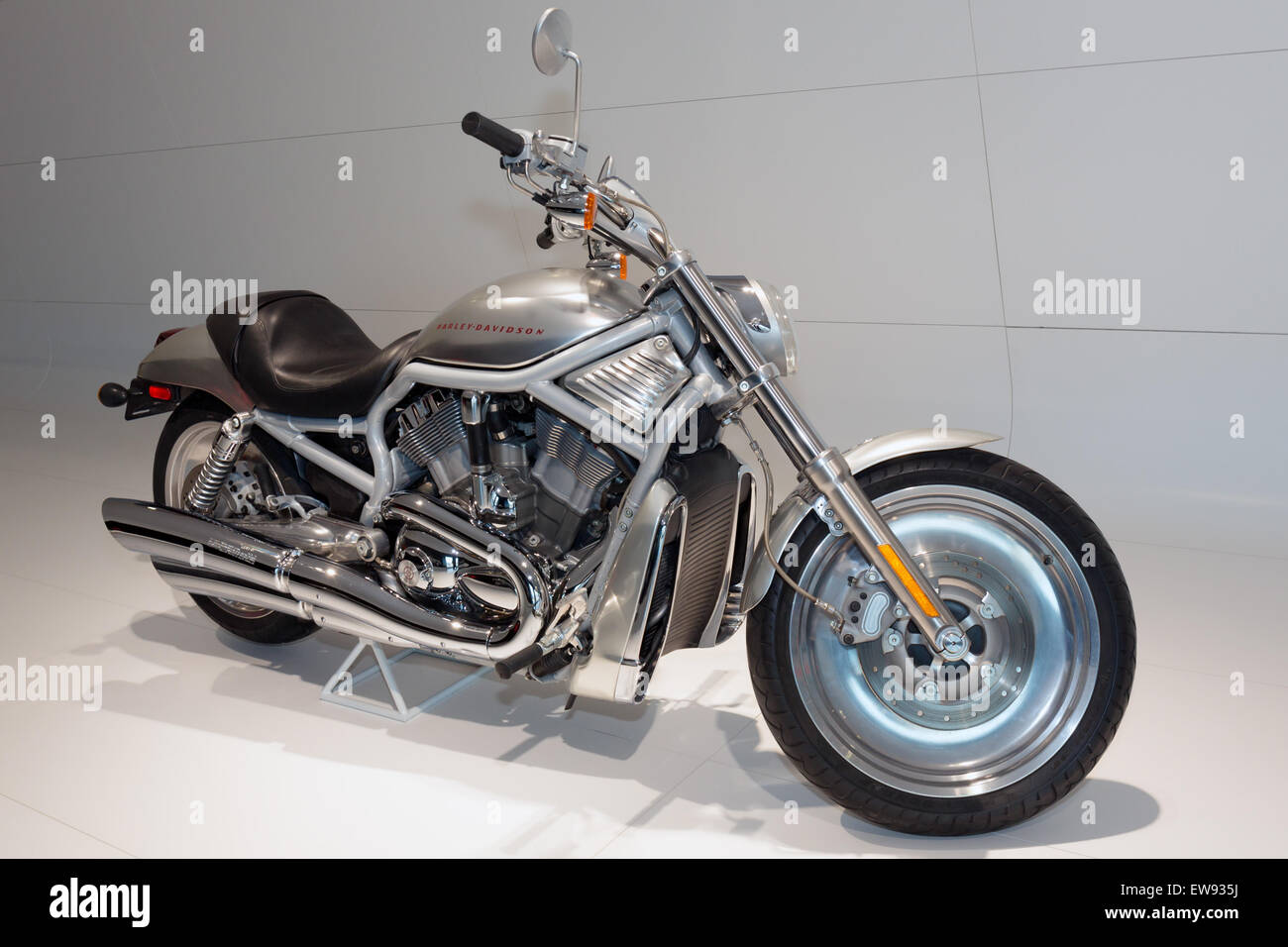 Harley-Davidson V-Rod vorne rechts Porsche Museum Stockfotografie - Alamy