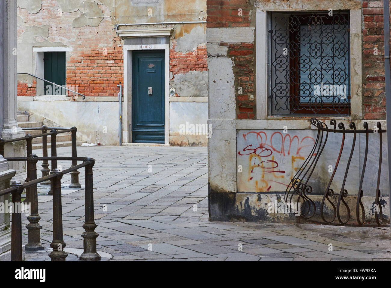 Häuser und Graffiti in der Canareggio Bezirk Venedig Veneto Italien Europa Stockfoto