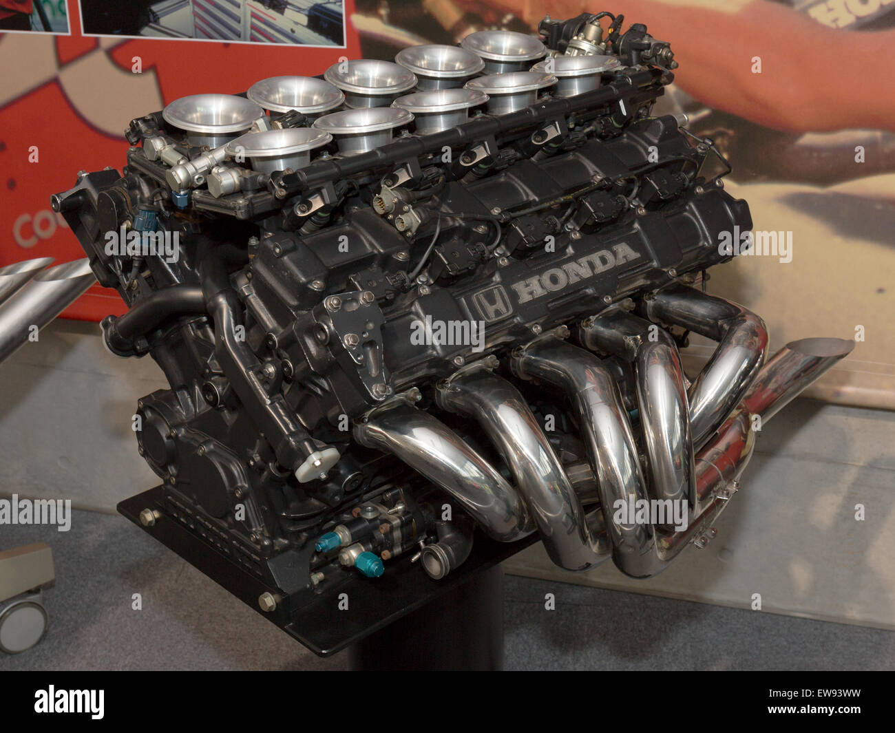 Ansicht von vorne links des Honda RA109E-Motors in der Honda Collection Hall in Motegi, Japan, zeigt die hervorragende technische Leistung von Honda. Stockfoto