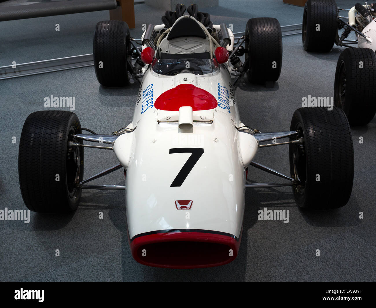 Die Vorderansicht des Honda RA273 in der Honda Collection Hall repräsentiert das bahnbrechende Design des Fahrzeugs und den frühen Erfolg von Honda in der Formel 1 in den 1960er Jahren Stockfoto