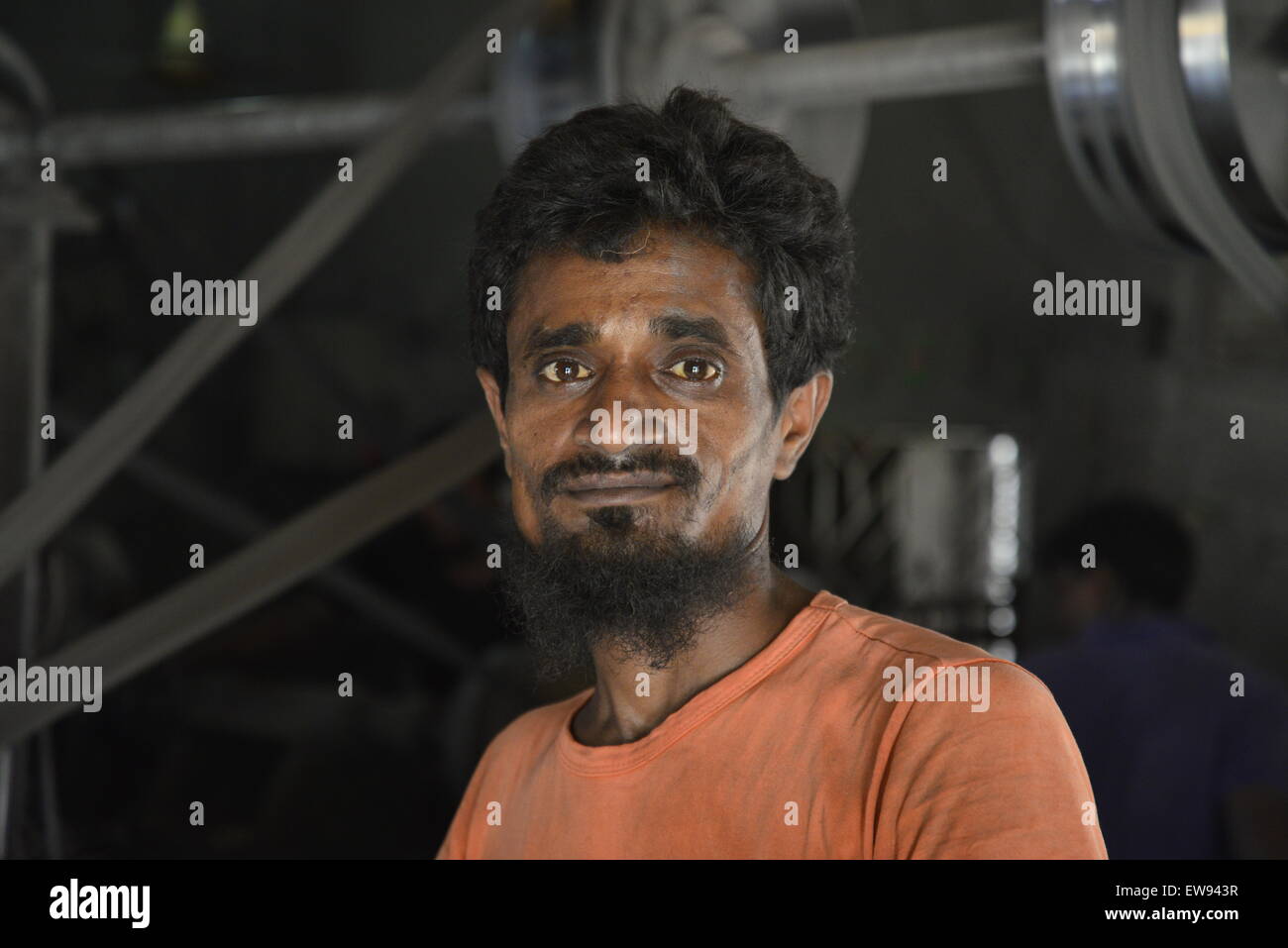 Ein Porträt von Handarbeit, arbeitet in einer Aluminium-Topf-Making-Fabrik in Dhaka, Bangladesch. am 20. Juni 2015 Stockfoto