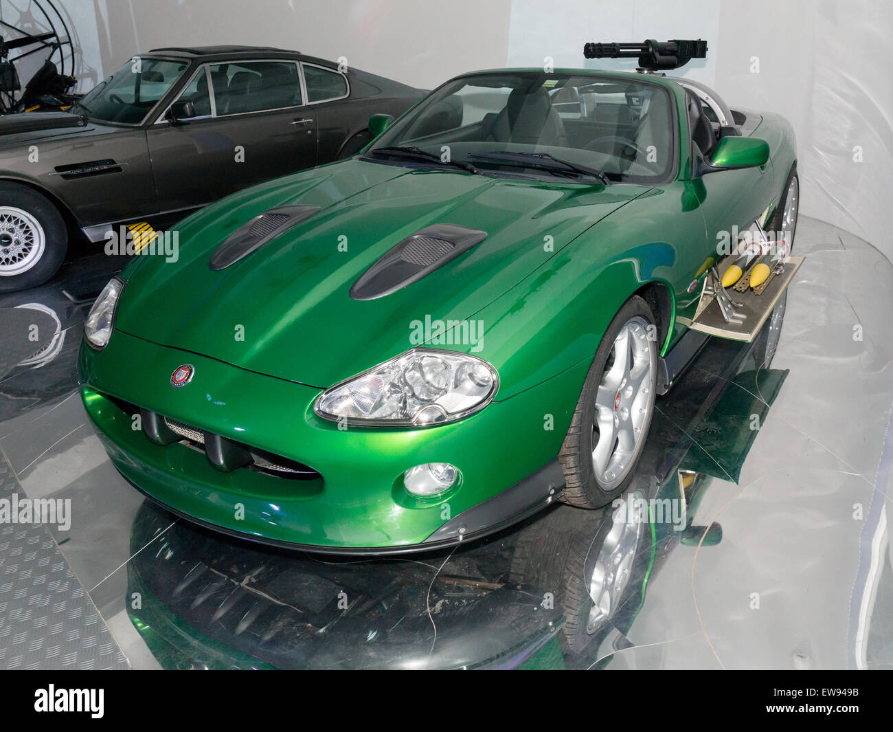 Die Vorderansicht des Jaguar XKR von *die Another Day*, ausgestellt im National Motor Museum in Beaulieu, spiegelt die Rolle des legendären Autos im berühmten Bond-Film wider. Stockfoto