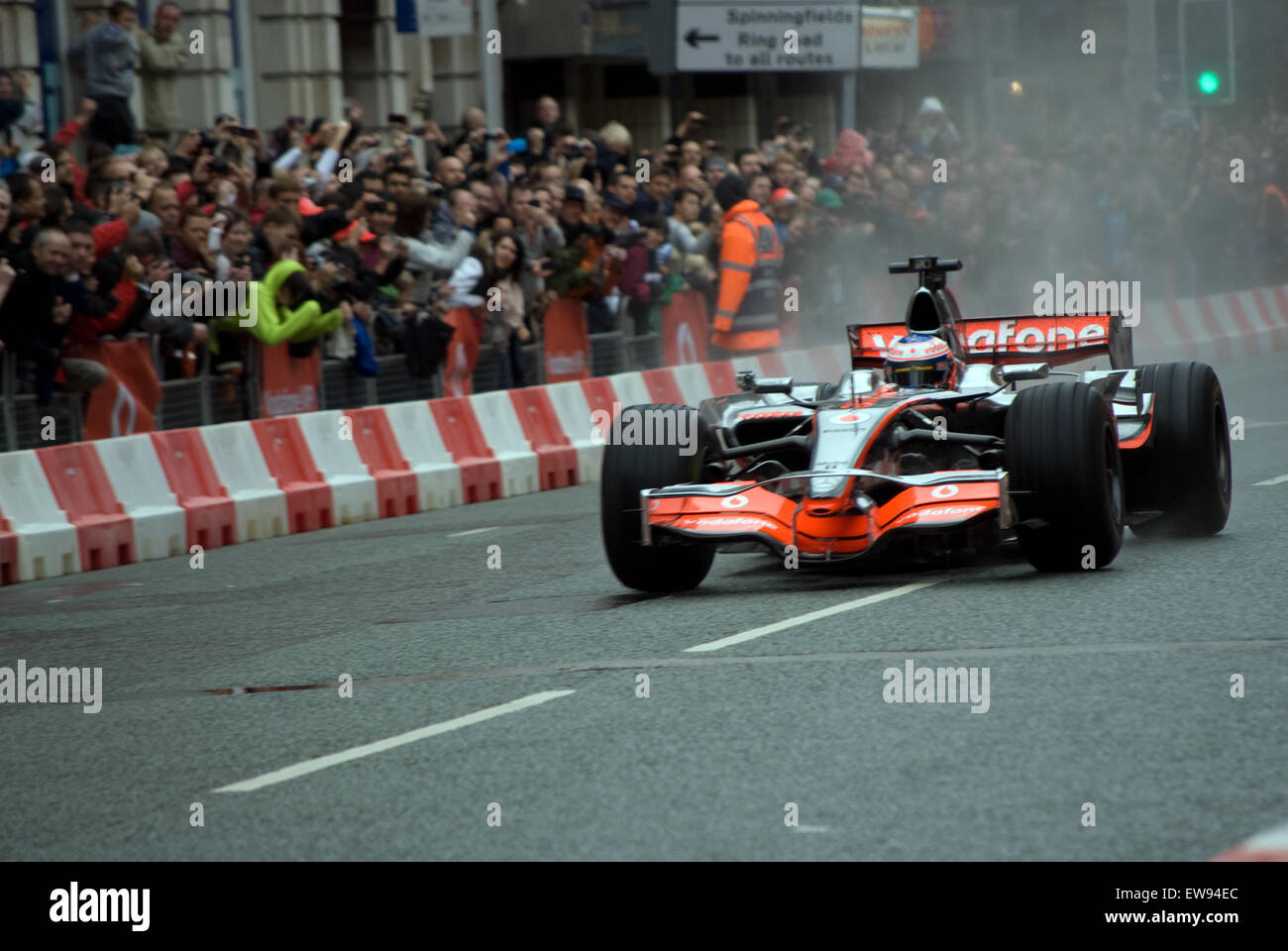 Jenson Button demonstrierte die Leistung seines Formel-1-Showcars 2011 während des Vodafone VIP Live-Events und begeisterte die Fans mit seinem Können und den beeindruckenden Fähigkeiten des Fahrzeugs. Stockfoto