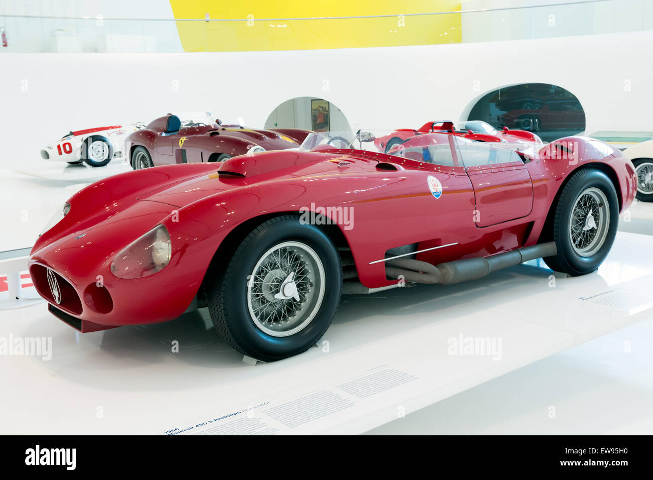 Der Maserati 450S Prototyp, ausgestellt im Enzo Ferrari Museum, ein Hochleistungs-Rennwagen aus den 1950er Jahren, der für Ausdauerwettbewerbe entwickelt wurde. Stockfoto