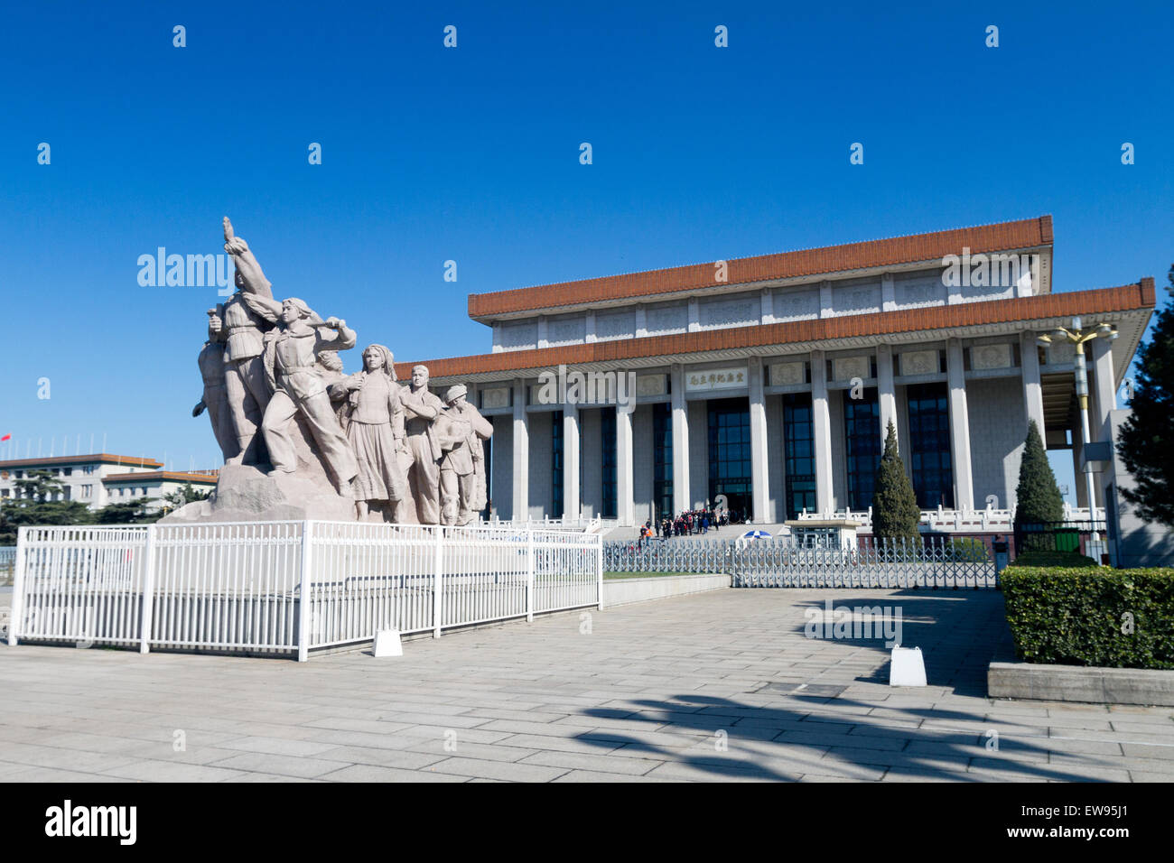 Mausoleum von Mao Zedong und Skulptur 1 2010 April Stockfoto