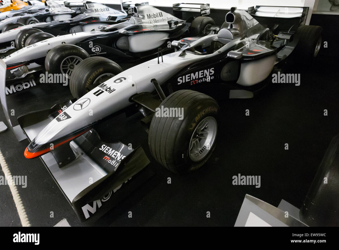 Der McLaren MP4-17D, der auf der Donington Grand Prix Kollektion vorgestellt wurde, zeigt eine Ansicht von vorne links dieses Hightech-Formel-1-Fahrzeugs, das in der Saison 2002 für Höchstleistungen entwickelt wurde. Stockfoto