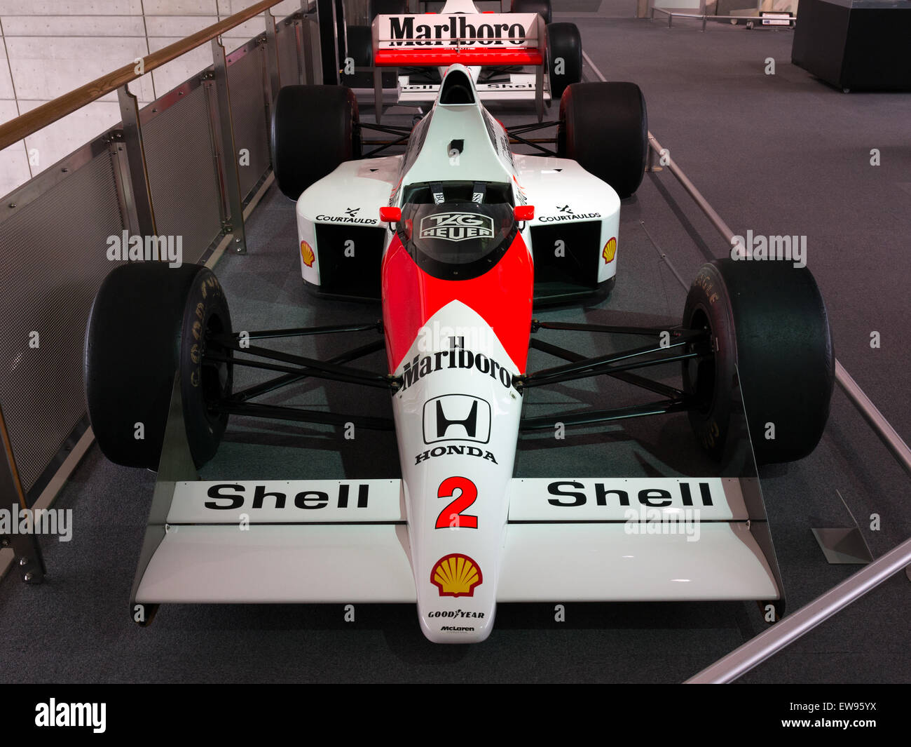 Die Vorderansicht des McLaren MP4-5, wie er von Alain Prost angetrieben wurde, zeigt das Design und die Technik, die ihn zu einem der erfolgreichsten Formel-1-Fahrzeuge der 1980er Jahre gemacht haben Stockfoto