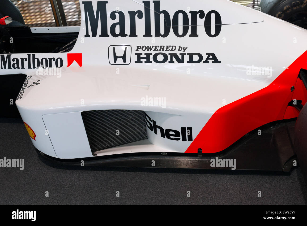 Die Seitenkonsole des McLaren MP4-5, die in der Honda Collection Hall ausgestellt wird, unterstreicht die Aerodynamik und das innovative Design des Fahrzeugs, die Alain Prost zu einer Meisterschaft verholfen haben. Stockfoto