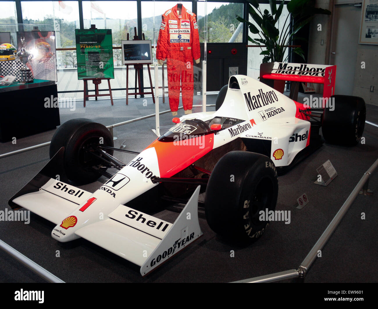 Der McLaren MP4-5, gefahren von Ayrton Senna, wird in der Honda Collection Hall ausgestellt und bietet eine Ansicht von vorne links auf dieses legendäre Formel-1-Auto aus der Saison 1989. Stockfoto