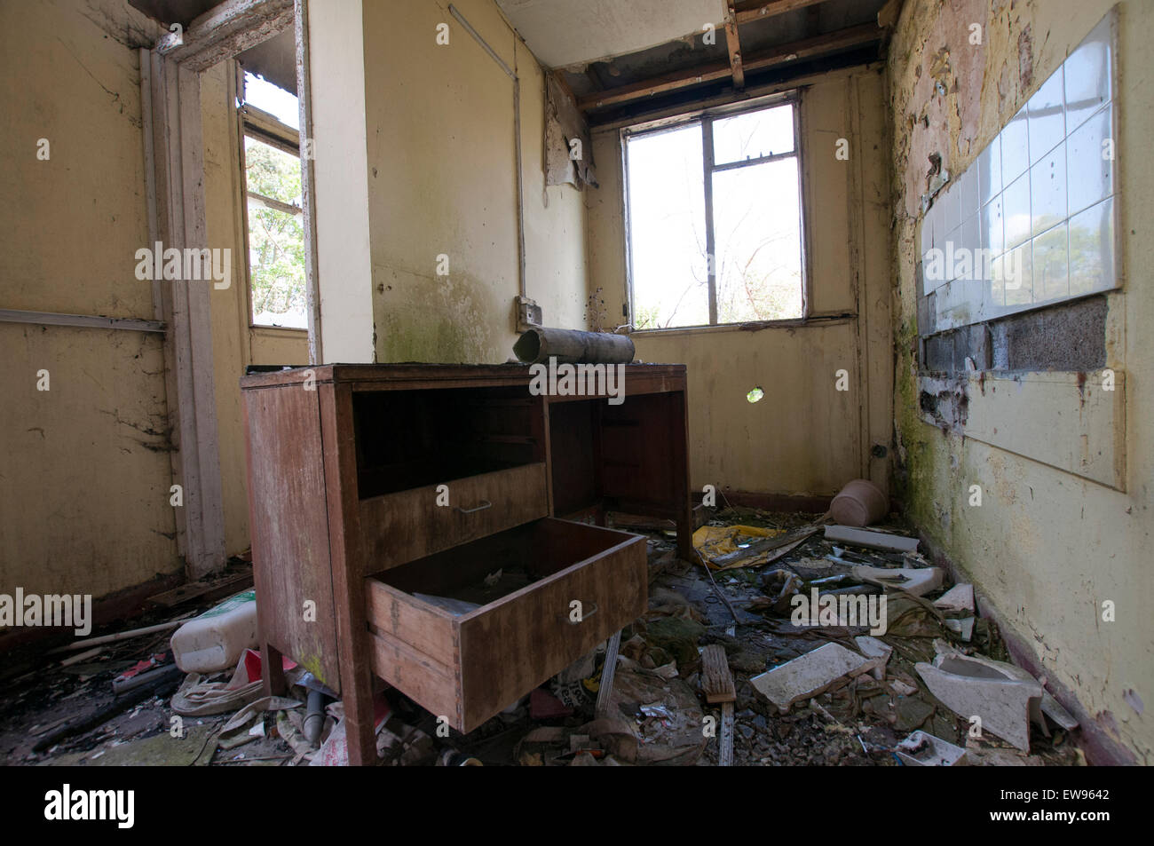 Verlassen alte Möbel in Nocton Hall in Lincolnshire, England UK Stockfoto