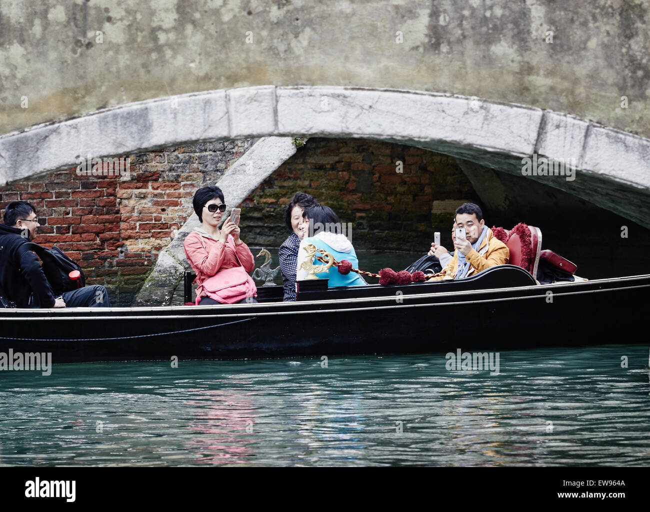 Asiatische Touristen Fotografieren Auf Dem Handy Wie Ihre Gondel Unter Einer Brucke Venedig Veneto Italien Europa Geht Stockfotografie Alamy