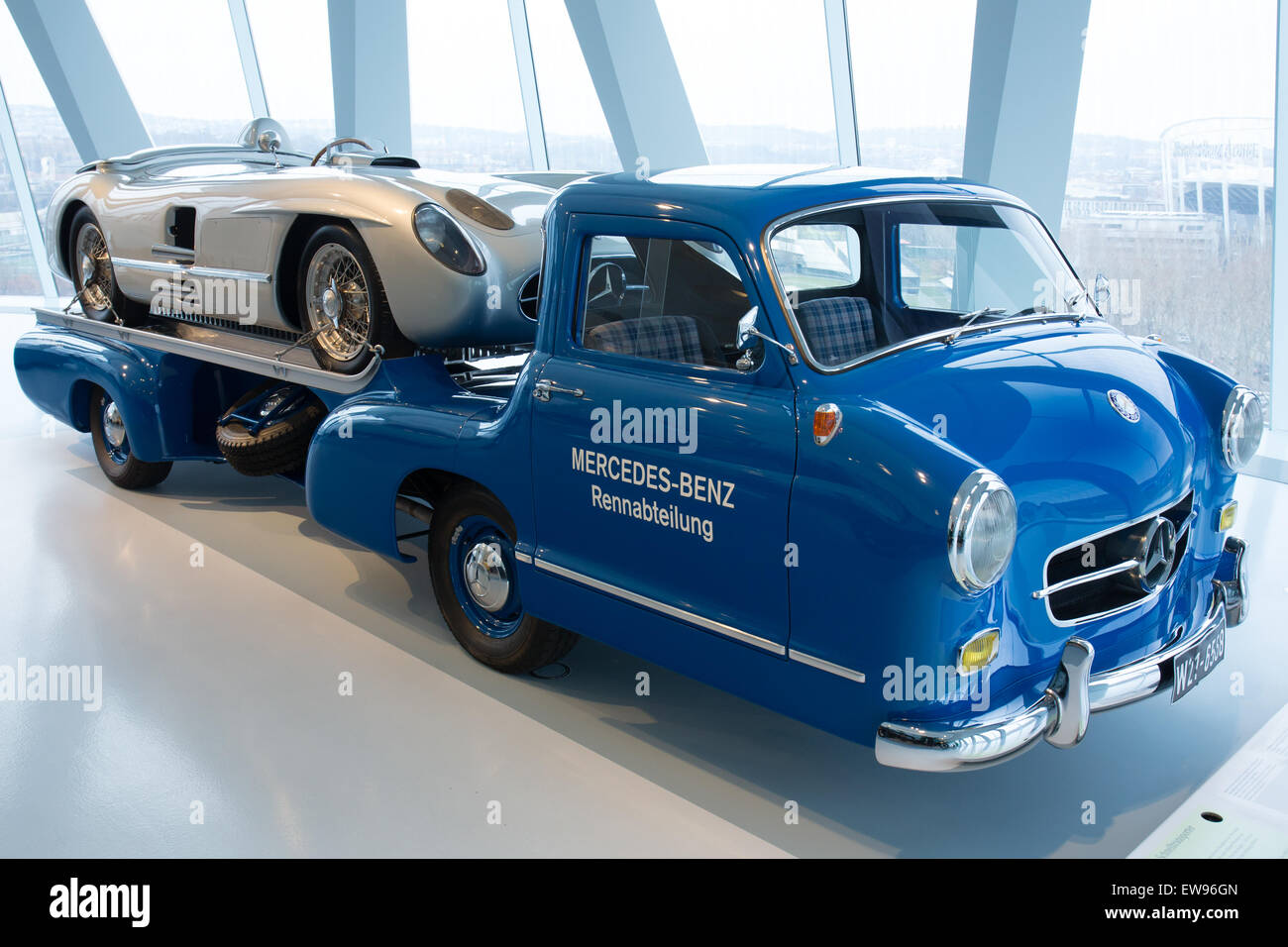 Der Mercedes-Benz Renntransporter, ausgestellt im Mercedes-Benz Museum, ein einzigartiger Renntransporter, der in den 1950er Jahren gebaut wurde, um Grand-Prix-Autos zu transportieren. Stockfoto