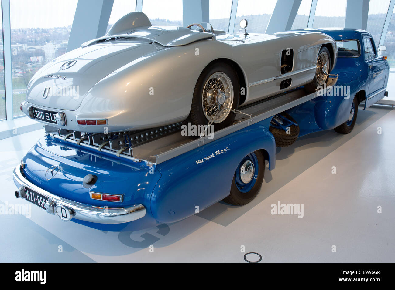 Rückansicht des Mercedes-Benz Renntransporters, des Hochgeschwindigkeits-Rennwagentransporters, im Mercedes-Benz Museum ausgestellt. Stockfoto