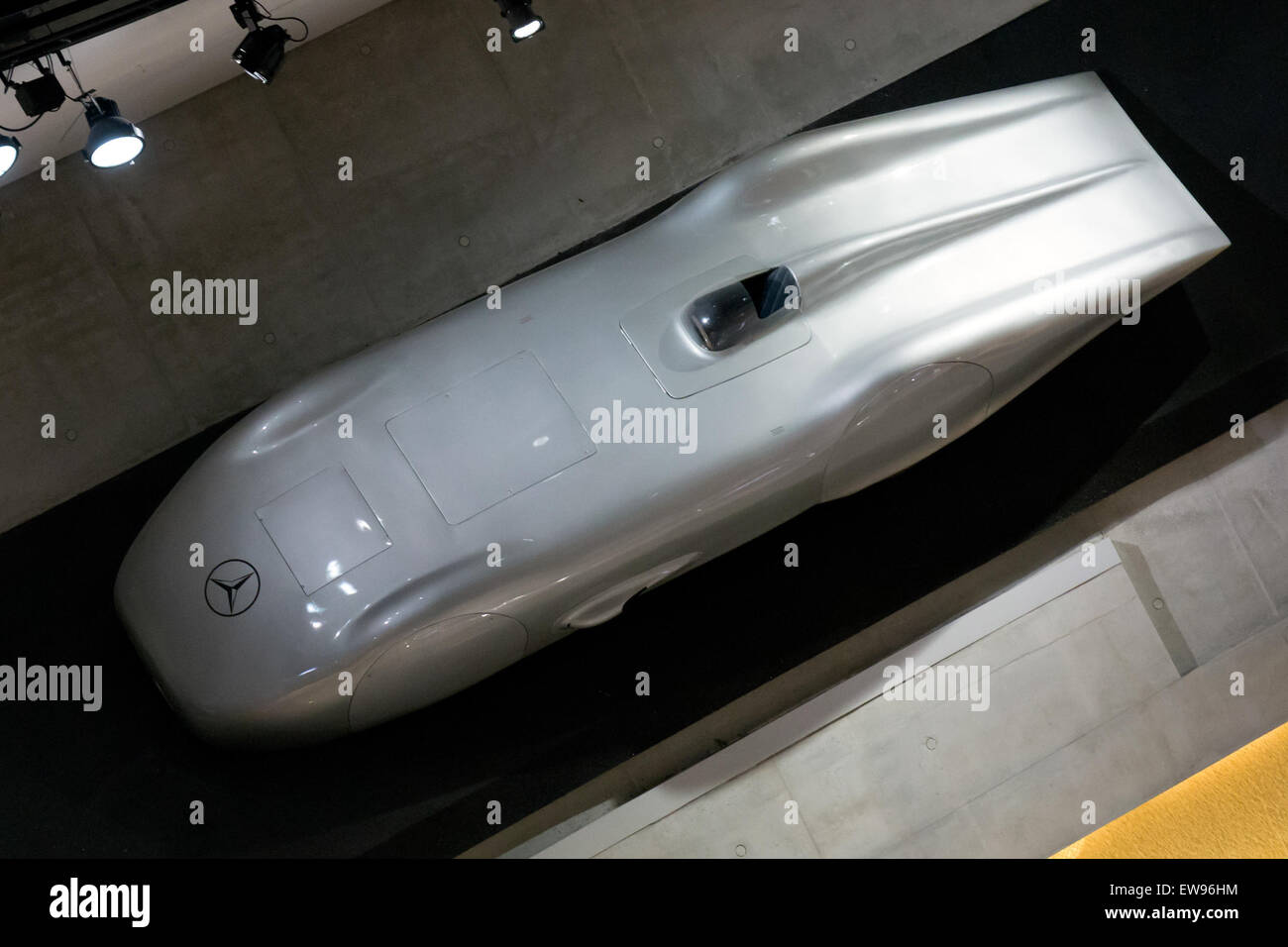 Der Mercedes-Benz W125 Rekordwagen, der im Mercedes-Benz Museum gezeigt wird, ist ein Rekordfahrzeug mit einzigartiger Draufsicht, das sein aerodynamisches Design und sein Geschwindigkeitspotenzial unterstreicht. Stockfoto