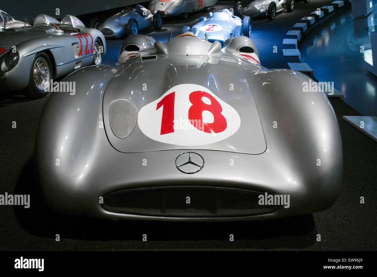 Der Mercedes-Benz W196R Streamliner, ausgestellt im Mercedes-Benz Museum, ein aerodynamisches Meisterwerk aus der Formel-1-Ära der 1950er Jahre. Stockfoto