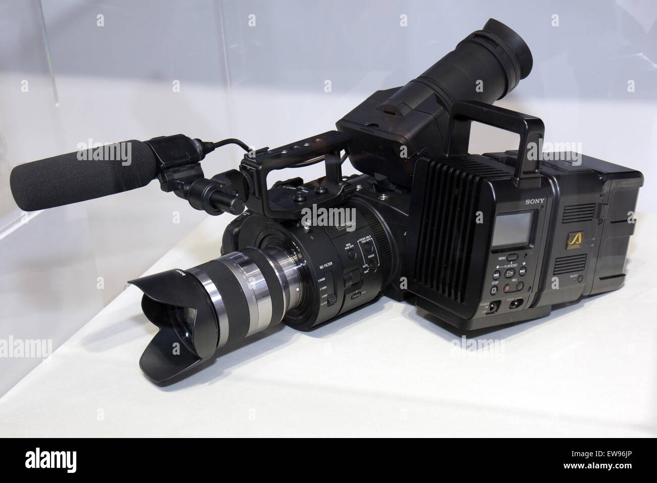 Die NEX-FS700J und die 4K-Aufnahmeeinheit von Sony, die auf der CP+ 2013 vorgestellt wurde, kombinieren fortschrittliche Filmtechnologie und hochauflösende Videoaufnahmen für professionelle Filmemacher. Stockfoto